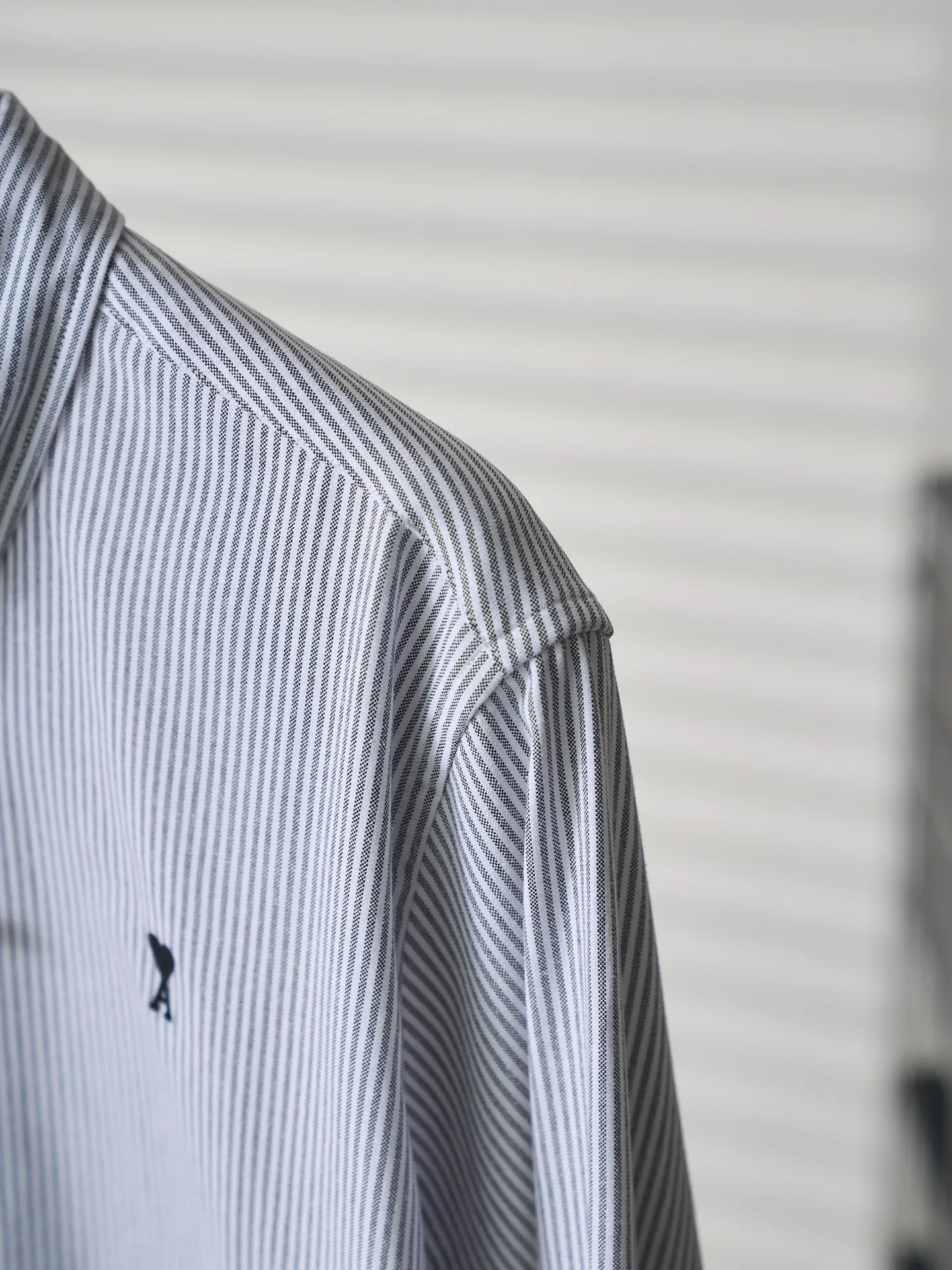 [Real auction] Ami/Ami Paris black label love embroidered striped long-sleeved shirt [In Stock] 39 40 41 42 Customized harp pattern combed Oxford spinning, tight and smooth, comfortable and close to the skin, the ultimate collision of black and white, using stripes as brushstrokes to measure elegance and sharpness. Black silk thread dances on the chest with the iconic love embroidery, engraved with French romantic code French laziness meets striped order. The sense of order in stripes will give you an aura of control over the overall situation. Black and White woven gentleman's knot reveals a sense of luxury in the subtleties. The beauty of layers is all in the stripes. Using imported machine embroidery technology. Using advanced computer control systems and precision mechanical components to realize Ami's love embroidery work. High precision. Smooth and delicate lines. Three-dimensional tailoring of the human body. Return to traditional craft techniques. Techniques of segmentation, folding, shrinking and stretching. The so-called slow work and careful work are the respect for the material and the pursuit of hand feel. The workmanship is complex and tedious, slow in aging and high in loss. The fabrics have been sand washed to have a better hand feel and texture. It is not easy to deform, not easy to shrink, not easy to fade, and maintains long-term beauty and loose fit.